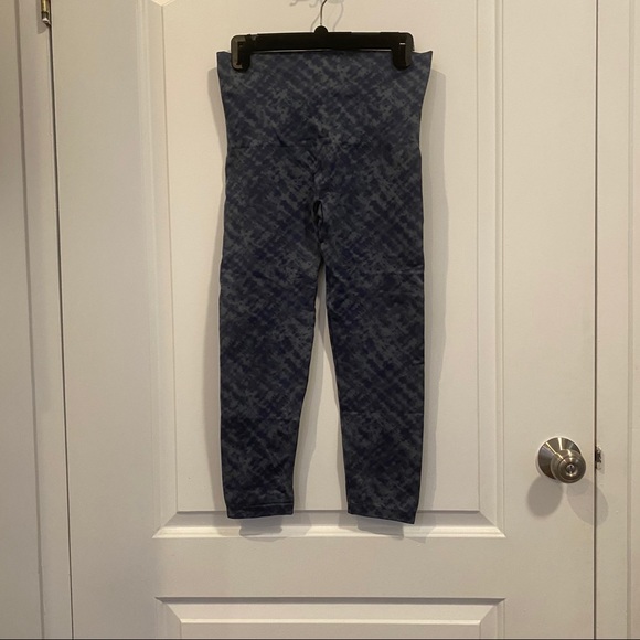 Spanx Seamless Leggings in Color Indigo Watercolor - Picture 5 of 6